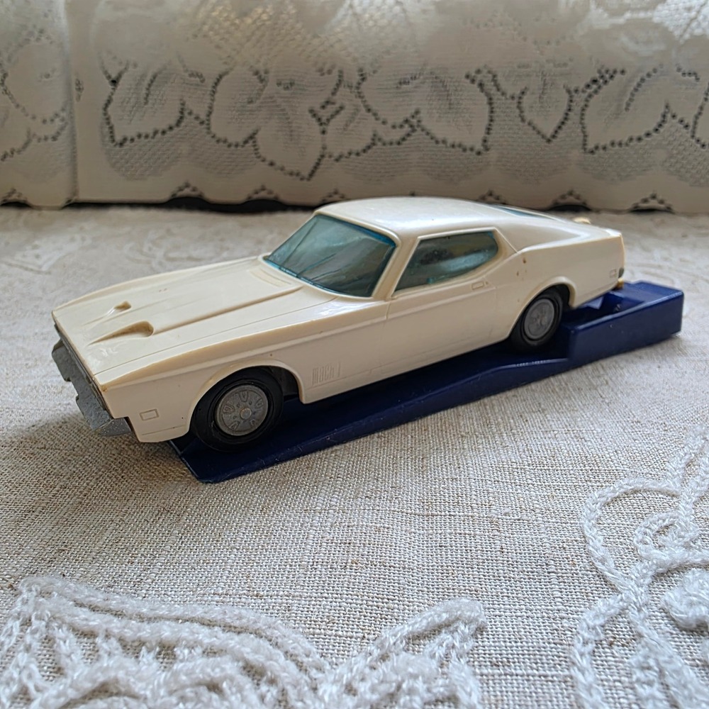 Funmate 5" Ford Mustang Mach 1 Toy Car Cream Vintage Japan Launcher Base